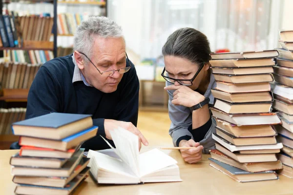 Mujer Hombre Biblioteca Están Ocupados Mesa Una Mujer Mediana Edad — Foto de Stock