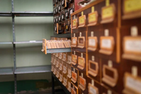 Kataloge Der Bibliothek Mit Schubladen Und Karten Zum Auffinden Von — Stockfoto