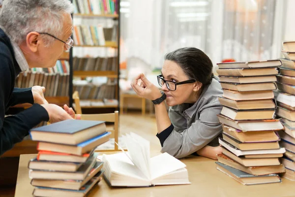 Mujer Hombre Biblioteca Están Ocupados Mesa Una Mujer Mediana Edad — Foto de Stock