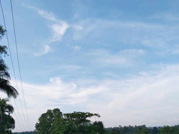 Een schilderachtig uitzicht op vreemd gevormde wolken. — Stockfoto