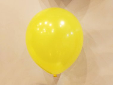 Sarı balonun yakın plan çekimi..