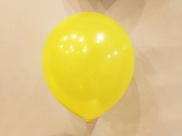 Een close-up shot van gele ballon. — Stockfoto