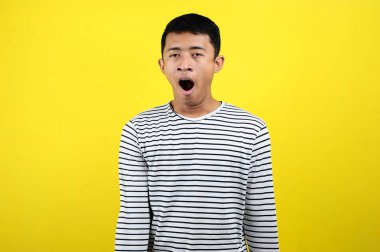 Asyalı komik bir adamın portresi, ağzı açık esniyor.