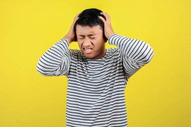 Kafasını tutan hayal kırıklığına uğramış bir adam. Genç Asyalı adam en büyüğünü yapıyor.