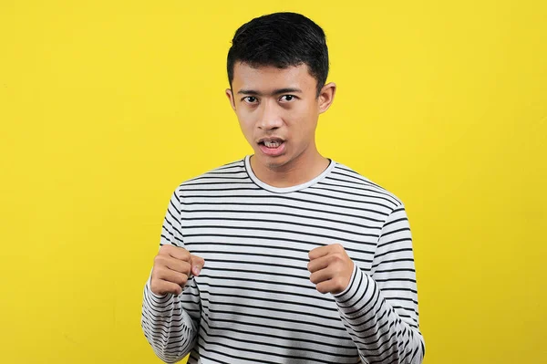 Jonge Aziatische man doet boos gebaar, geïrriteerd, en emotionele, iso — Stockfoto