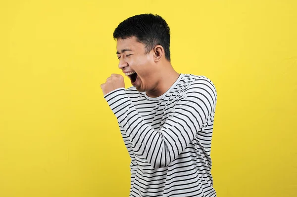 Retrato de hombre asiático divertido bostezando cubriendo la boca abierta y mostrar —  Fotos de Stock