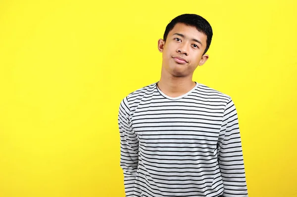 Ung asiatisk man gör irriterad gest — Stockfoto