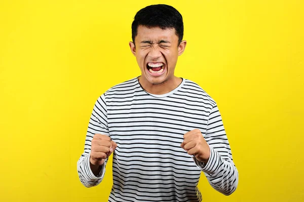 Asyalı genç adam kızgın, sinirli ve duygusal hareketler yapıyor. — Stok fotoğraf