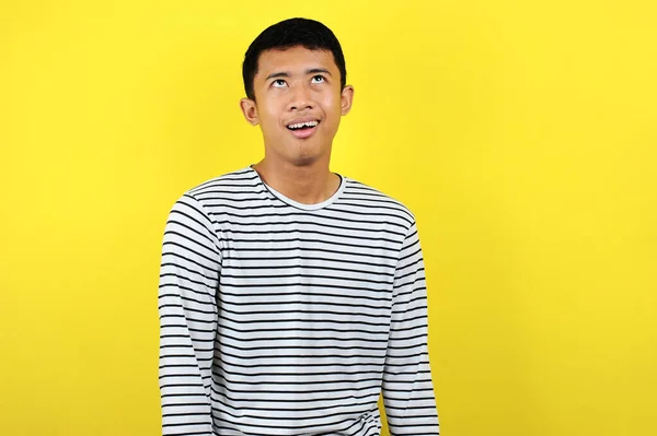 Young asian man was dumbfounded looking up, his mouth open, sile — Stock Photo, Image