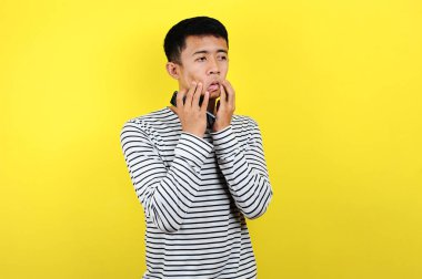 Kafası karışmış bir adam aptalca bir hareket yapıyor, hayal kırıklığına uğramış bir ifade.