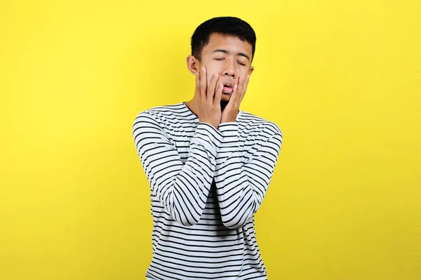 Kafası karışmış bir adam aptalca bir hareket yapıyor, hayal kırıklığına uğramış bir ifade.