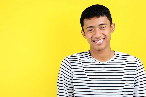 Kendinden emin, mutlu, Asyalı genç bir adamın portresi. — Stok fotoğraf
