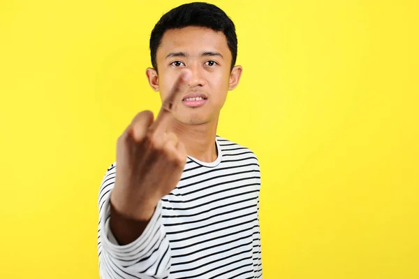 Młody Azji człowiek pokazując środkowy palec robi Kurwa jesteś zły ekspres — Zdjęcie stockowe
