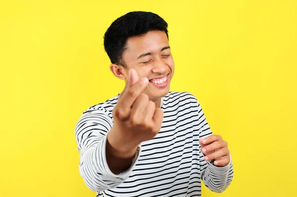 Mutlu Asyalı genç adam parmak kalbi yapıyor, aşkın işareti, aşkın sembolü — Stok fotoğraf
