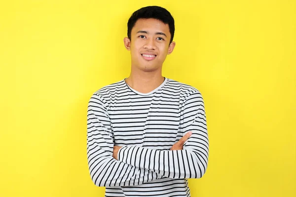 Retrato de jovem asiático em um amarelo — Fotografia de Stock