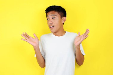 Belki evet ya da hayır. Şüpheci Asyalı genç adam şaşkınlık içinde omuz silkiyor, karar vermeye çalışıyor, ne istediğini şaşırıyor.