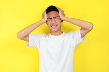 Kafasını tutan hayal kırıklığına uğramış bir adam. Asyalı genç bir adam, hayal kırıklığına uğramış bir adamın başıyla hareket ediyor.