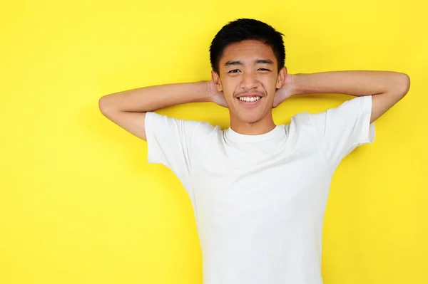 Glad över ung asiatisk tonåring ler säker titta på kameran — Stockfoto
