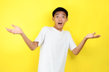 Yüzünde şok ifadesi olan genç bir adamın portresi.