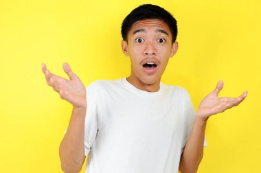 Yüzünde şok ifadesi olan genç bir adamın portresi.