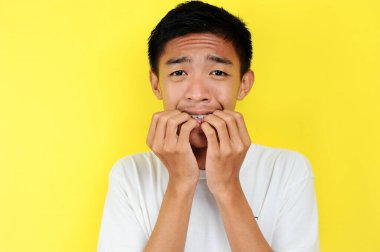 Asyalı genç ve mutsuz bir adamın portresi.