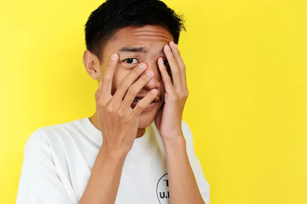 Porträtt av ung asiatisk tonåring olycklig rädd man — Stockfoto