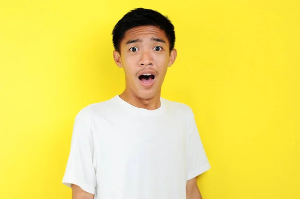 Вбите обличчя азіатського чоловіка в білій сорочці на жовтому — стокове фото