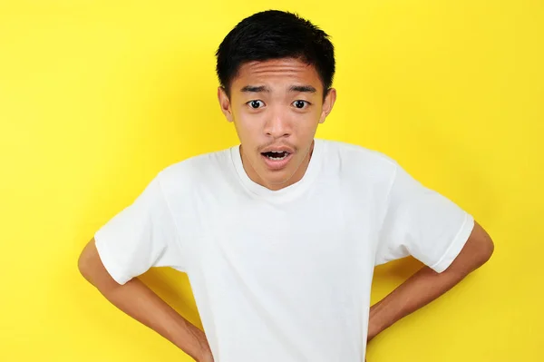 Sarılı beyaz gömlekli Asyalı adamın şok olmuş yüzü.
