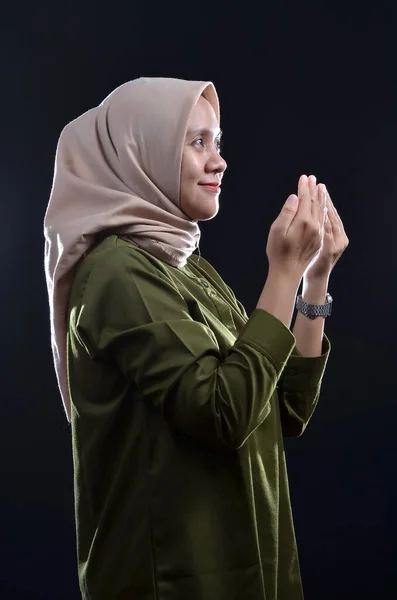年轻的穆斯林女人带着头巾祈祷和微笑的快乐 — 图库照片