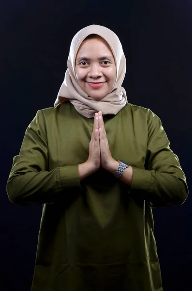 Feliz de la joven musulmana que lleva hijab sonriendo — Foto de Stock