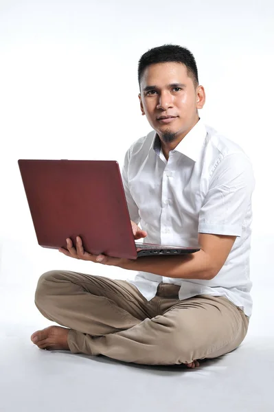 Jovem empresário asiático ou Jovem empresário asiático sentar-se no chão branco segurando um laptop. Animado com o jovem freelancer asiático . — Fotografia de Stock