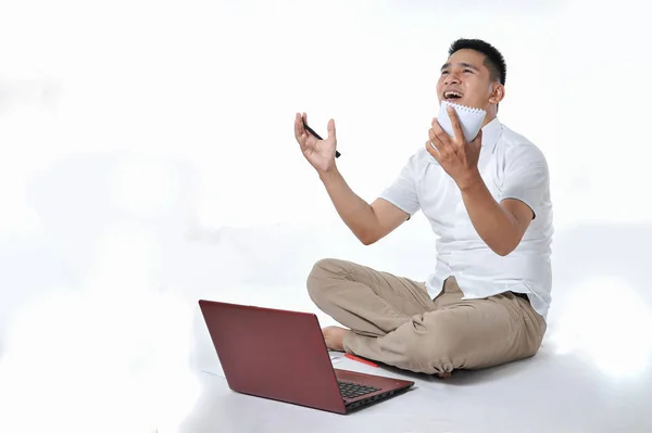 Młody azjatycki biznesmen lub młody azjatycki przedsiębiorca siedzą na białej podłodze z laptopem. Podekscytowany młodym azjatyckim wolnym strzelcem. — Zdjęcie stockowe