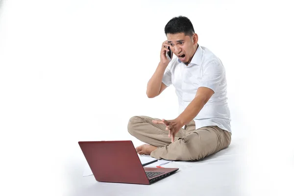 Jovem homem de negócios asiático ou jovem empresário asiático sentar-se no chão branco — Fotografia de Stock