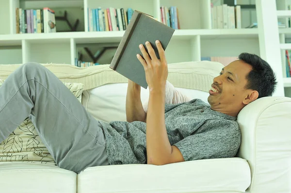 Portret van een Aziatische man die boek leest in de leeszaal — Stockfoto