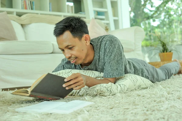 Портрет азіатського чоловіка, який читає книжку в читальні — стокове фото