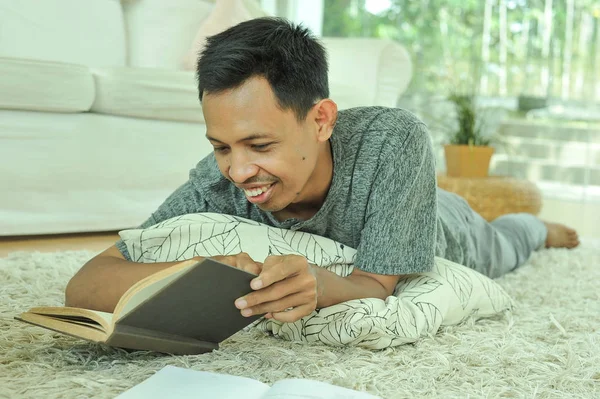 Портрет азіатського чоловіка, який читає книжку в читальні — стокове фото