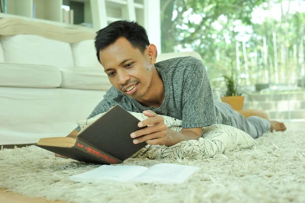 Retrato de homem asiático livro de leitura na sala de leitura — Fotografia de Stock