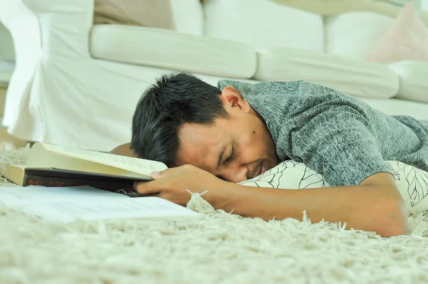 Aziatische man tiener valt in slaap tijdens het lezen van het boek — Stockfoto