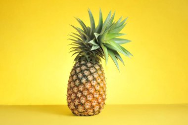 Parlak sarı arka planda ananas. Taze ananas.