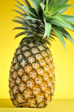 Parlak sarı arka planda ananas. Taze ananas.