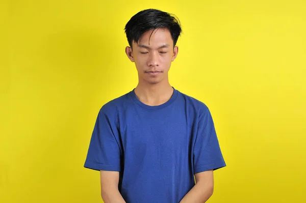 Портрет молодого азіата закрив очі, відокремлений жовтим. — стокове фото