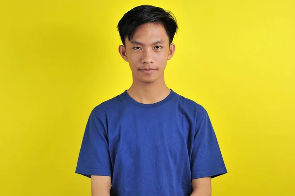 Retrato de jovem asiático com sorriso confiante — Fotografia de Stock