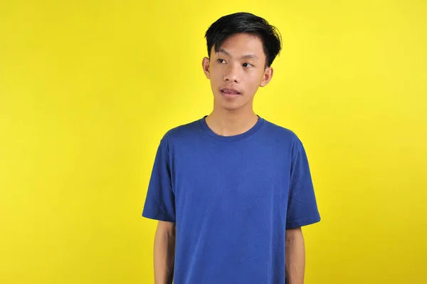 Портрет счастливого молодого азиата, смотрящего на копировальное пространство — стоковое фото