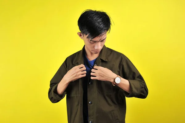 Asiatischer junger Mann trägt lässige T-Shirts und Jacken — Stockfoto
