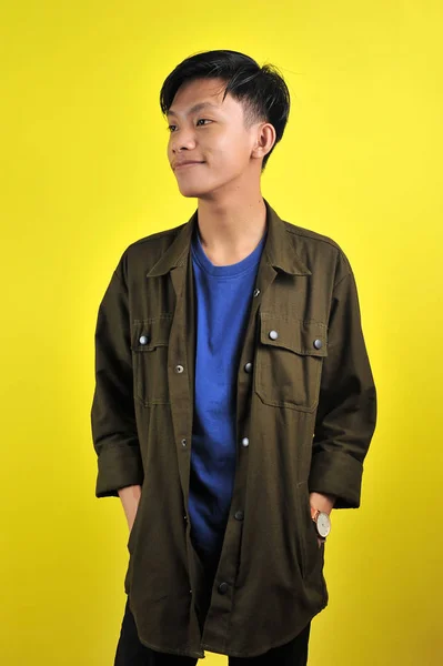 Впевненість, що азіатський молодий чоловік носить повсякденні футболки і куртку — стокове фото