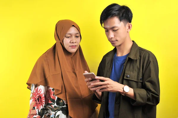 Potret dua orang melihat tampilan smartphone — Stok Foto