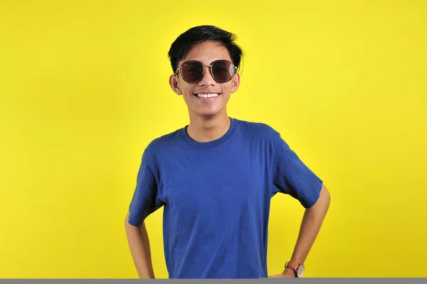 Glad ung asiatisk man ler i glasögon — Stockfoto