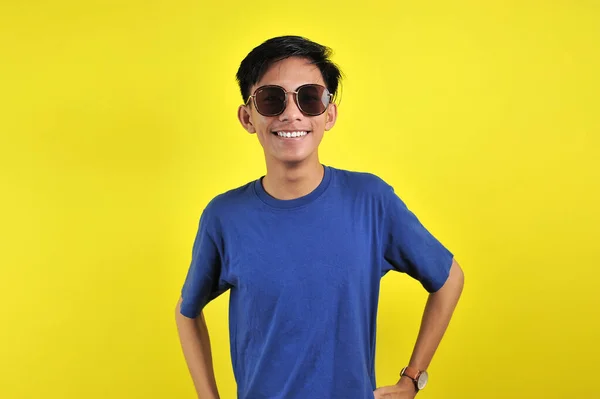 Mutlu Asyalı adam gülümsüyor gözlük takıyor — Stok fotoğraf
