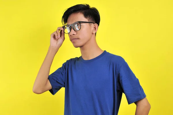 Potret pria Asia yang lembut memakai kacamata — Stok Foto