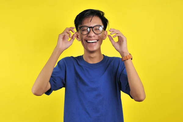 Mutlu Asyalı adam gülümsüyor gözlük takıyor — Stok fotoğraf